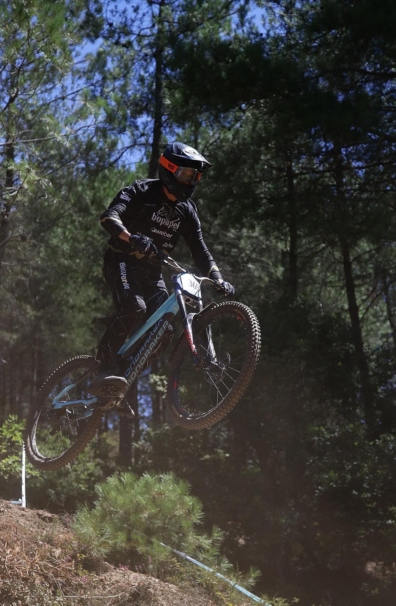 El Autonómico de descenso de mountain bike, un éxito en Xunqueira