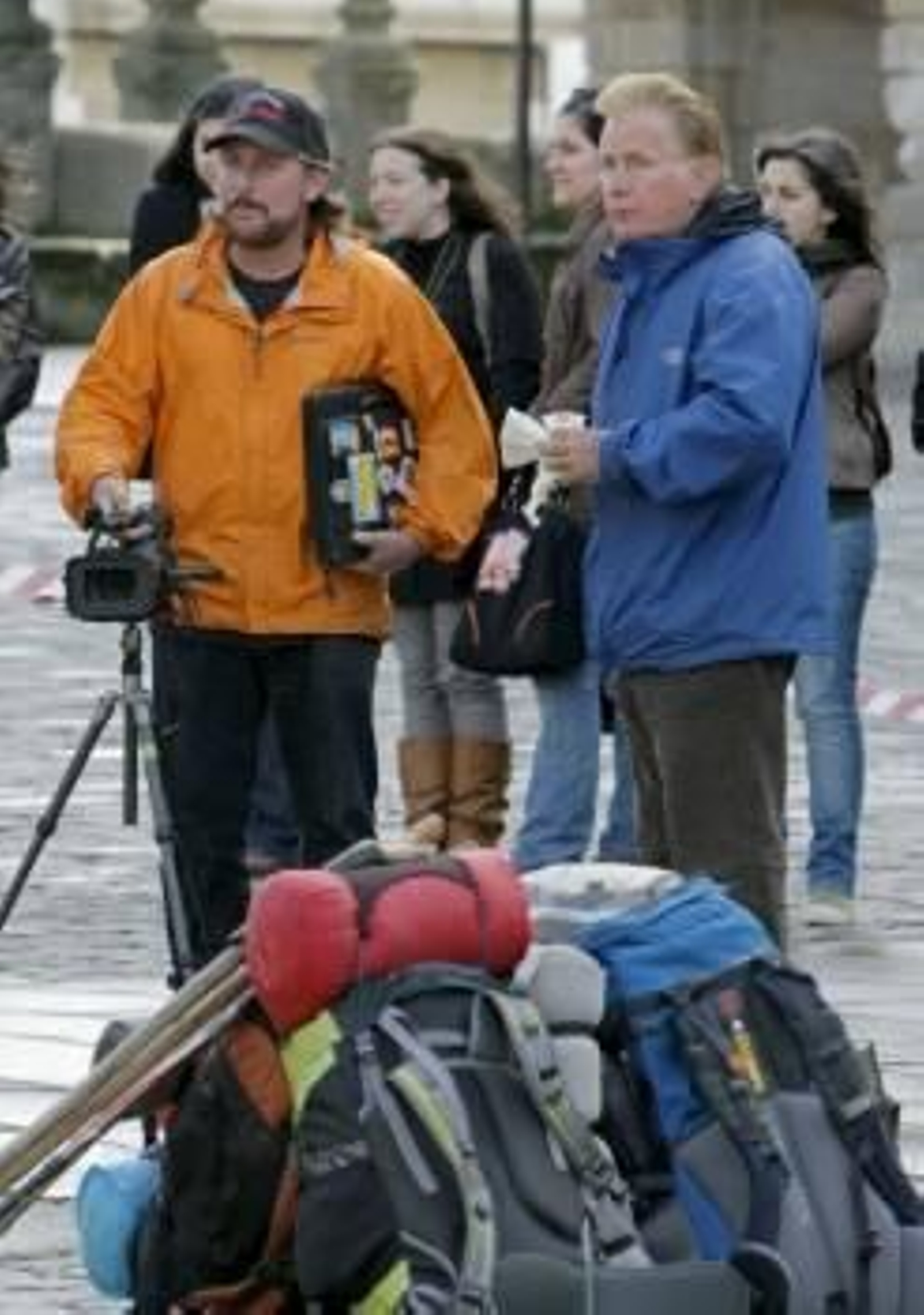 Emilio Estévez y Charlie Sheen, en la Praza do Obradoiro. (Foto: Lavandeira Jr.)