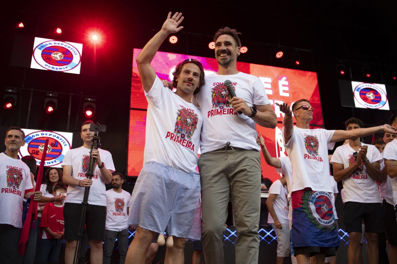 Galería | La aplaudida acogida de los unionistas a la UD Ourense contrasta con la pitada a Jácome en la Plaza Mayor, en fotos
