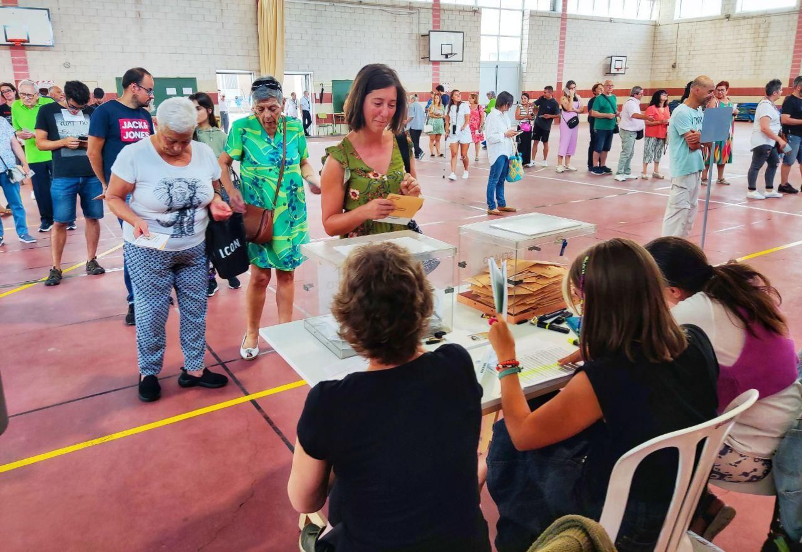 Vigueses votando en Teis. // Vicente Alonso