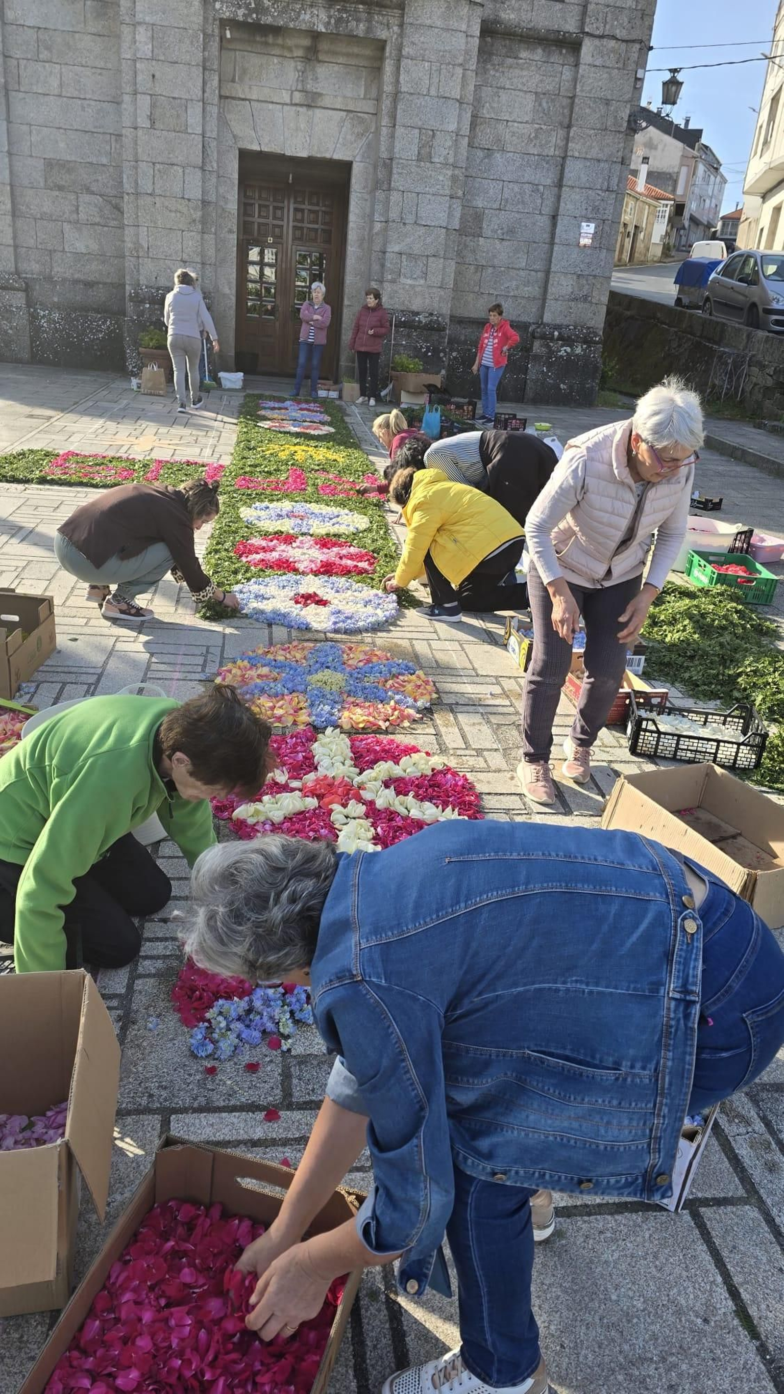 Galería | Castro Caldelas se engalana con alfombras de flores para el Corpus Christi