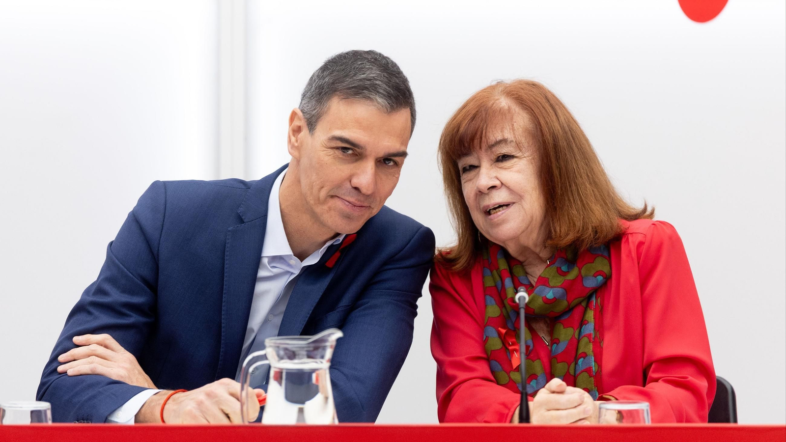 El presidente del Gobierno y secretario general del PSOE, Pedro Sánchez, y la presidenta del PSOE, Cristina Narbona