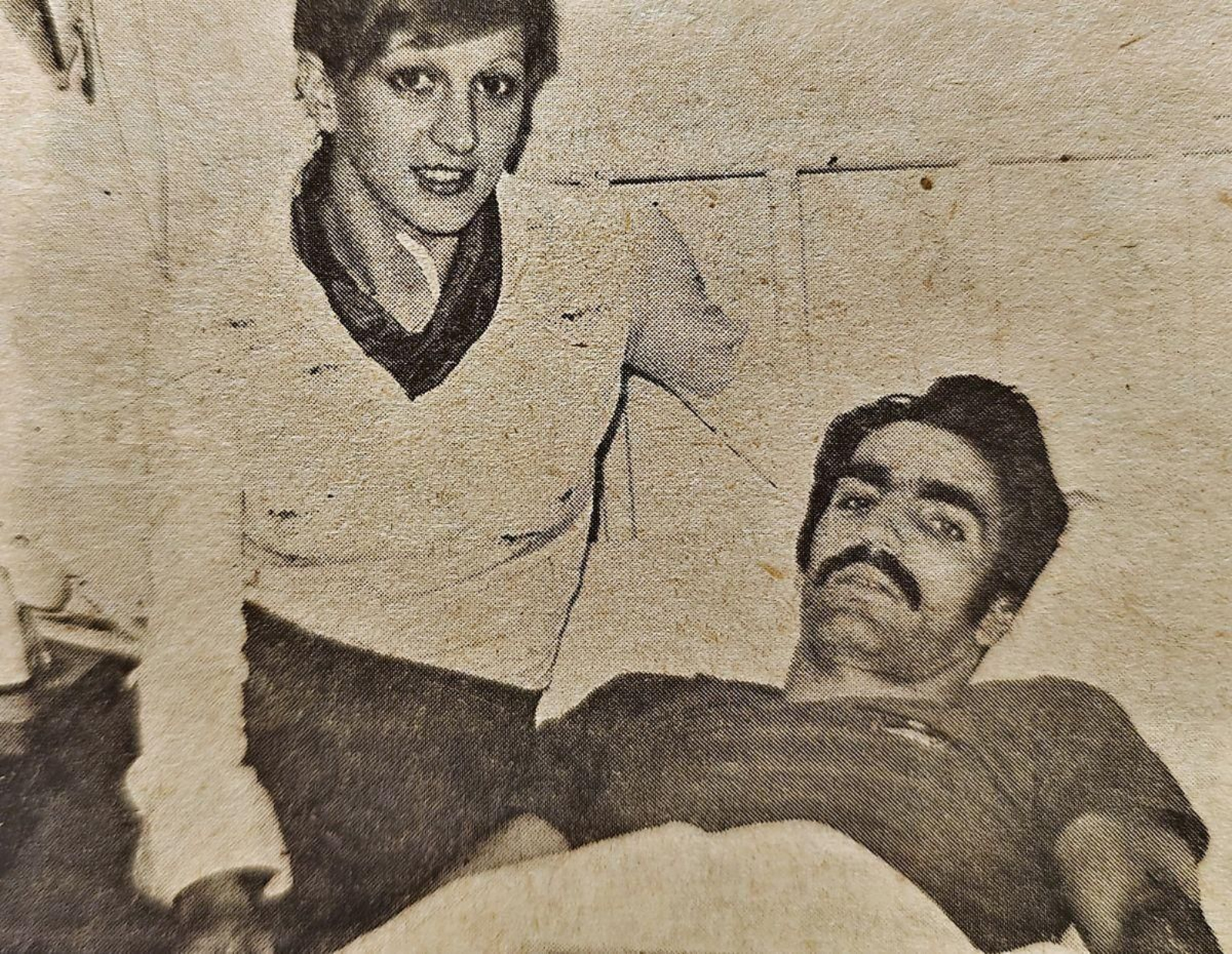 Casimiro convaleciente, acompañado de su esposa.