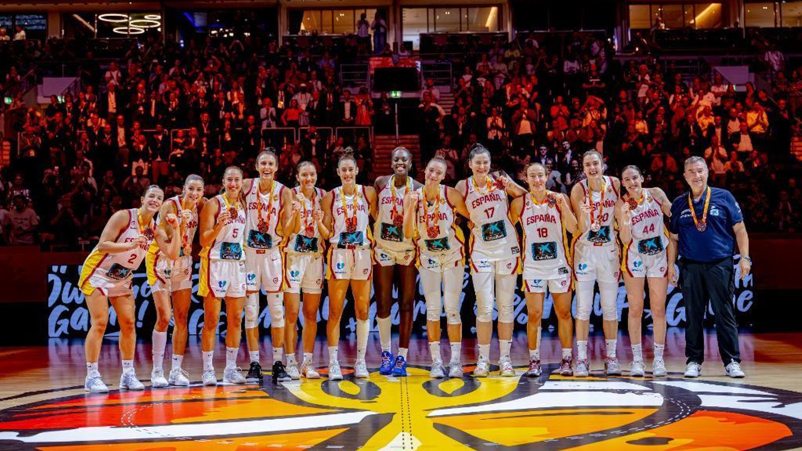 La selección española femenina de baloncesto con la medalla de bronce lograda en el Mundial.
