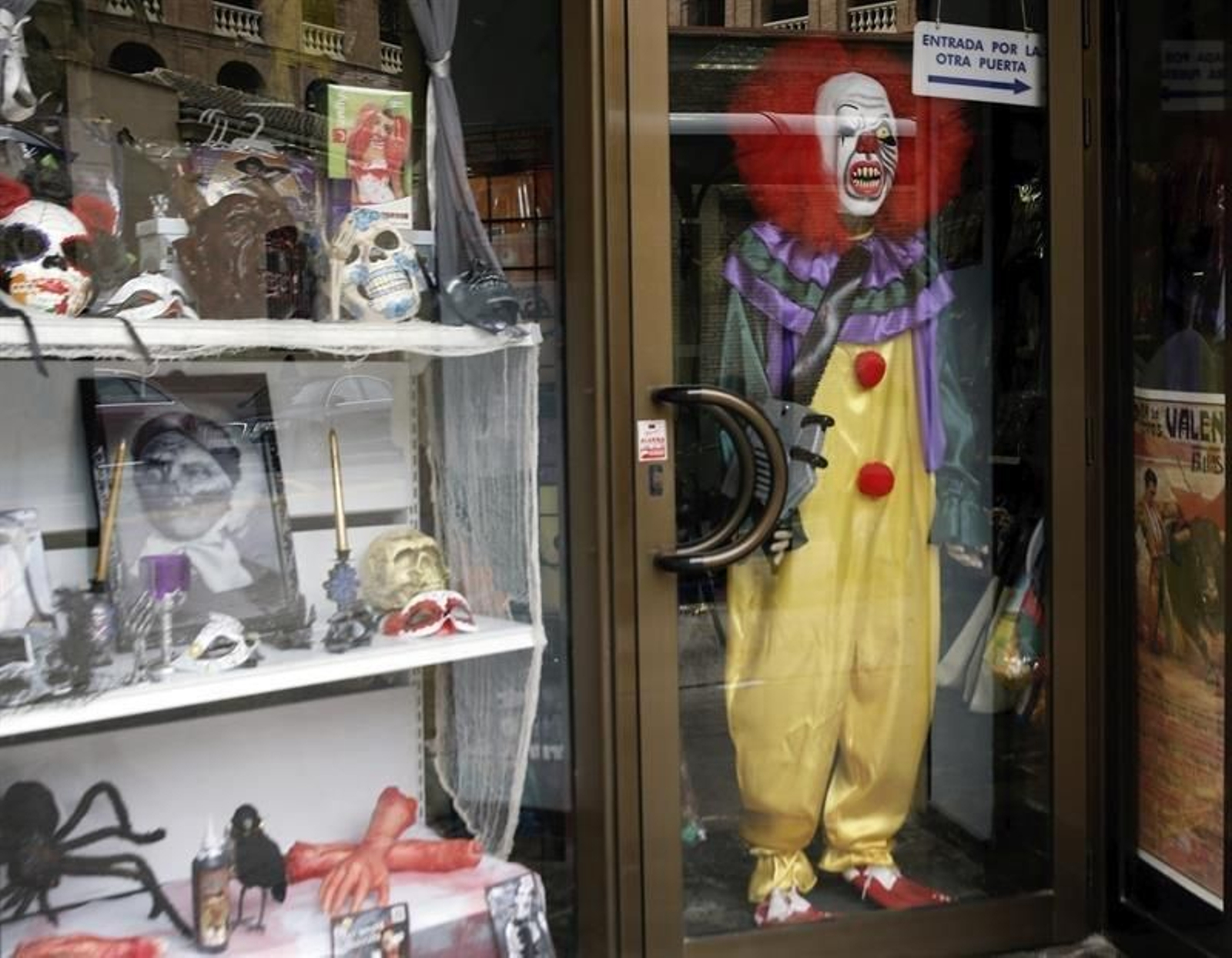 Un disfraz de payaso asesino a la venta en una tienda.