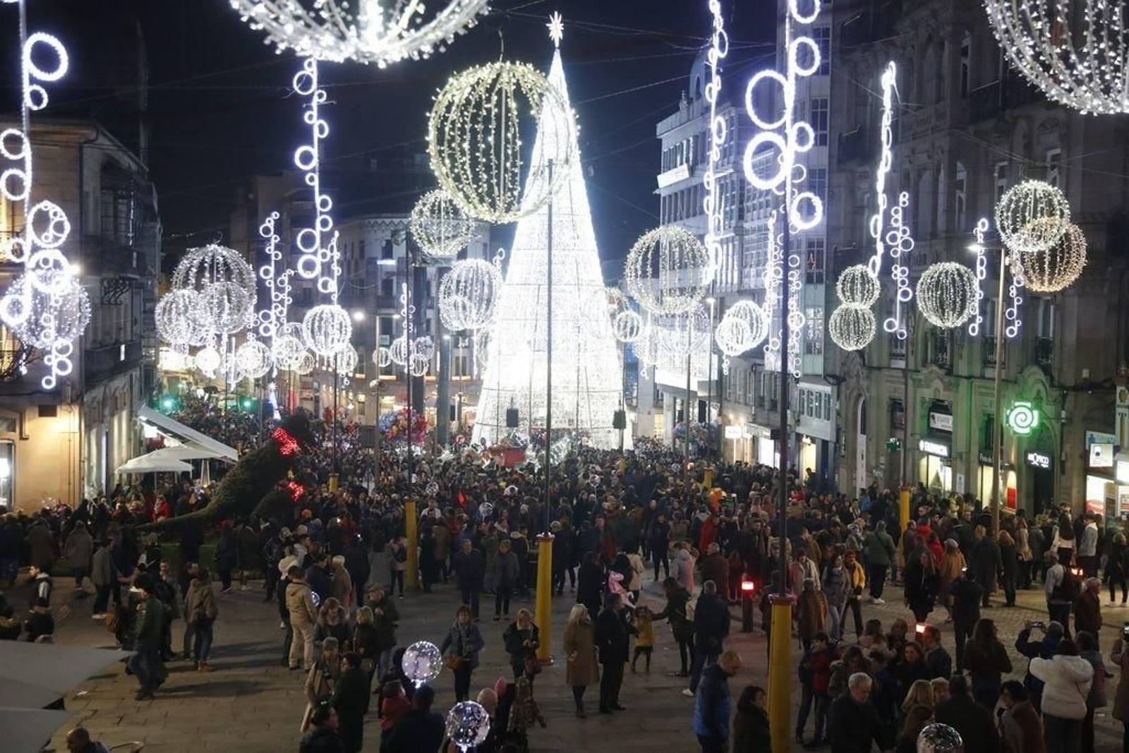Los turistas invaden Vigo en el Puente299