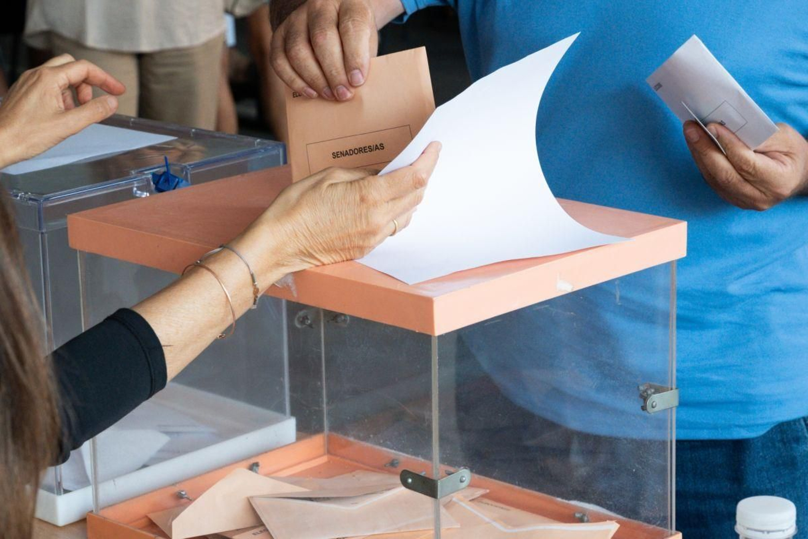 Una persona vota en las pasadas elecciones generales.