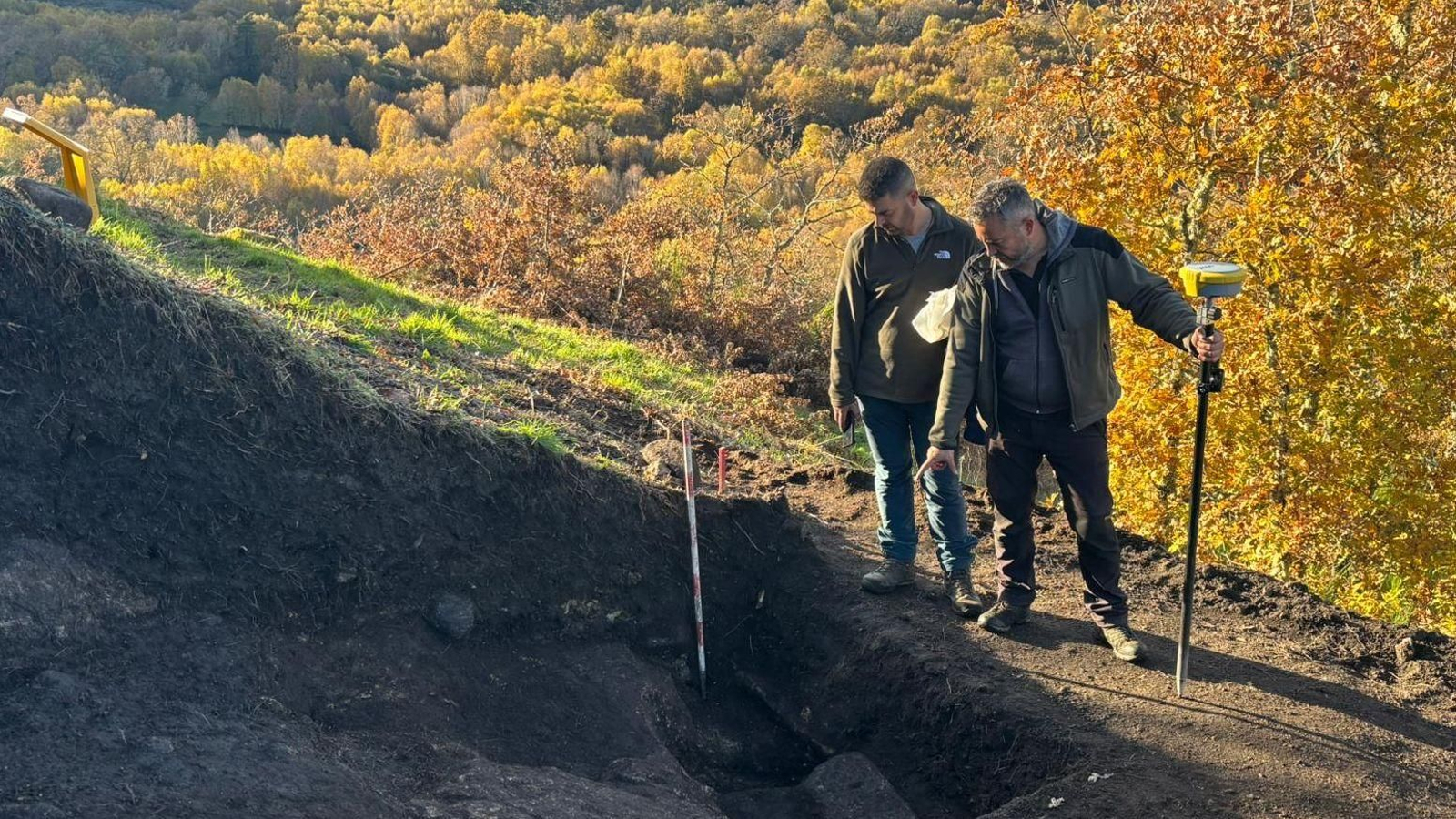 Juan Manuel Galiña -á esquerda- e Eduardo Breogán Nieto ao carón da muralla exterior.