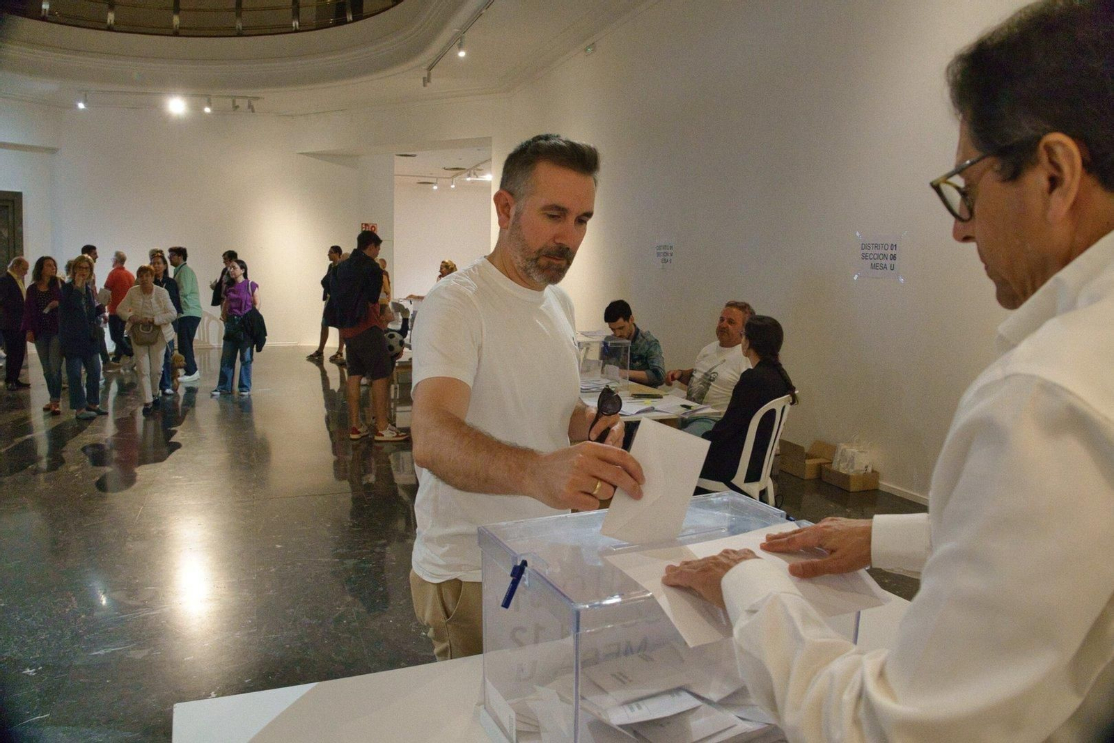 Un hombre ejerce su derecho a voto.