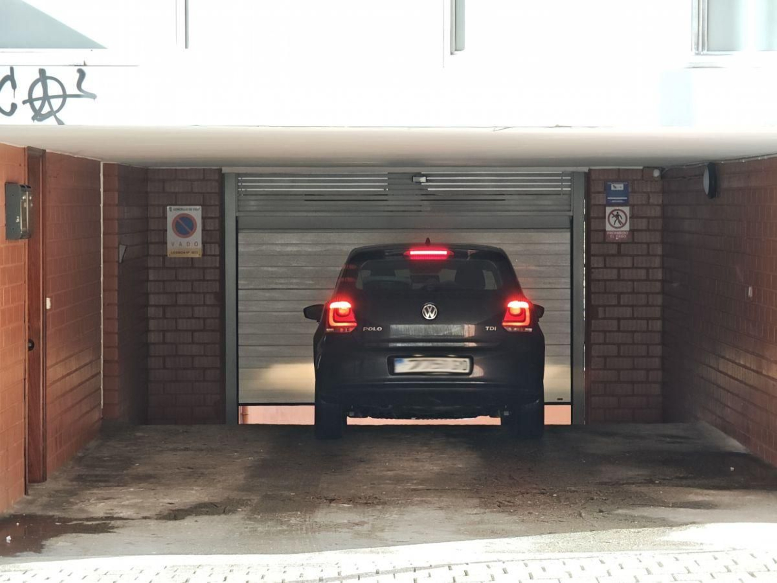 Un vehículo particular se dispone a entrar en el garaje para hacer uso de su plaza