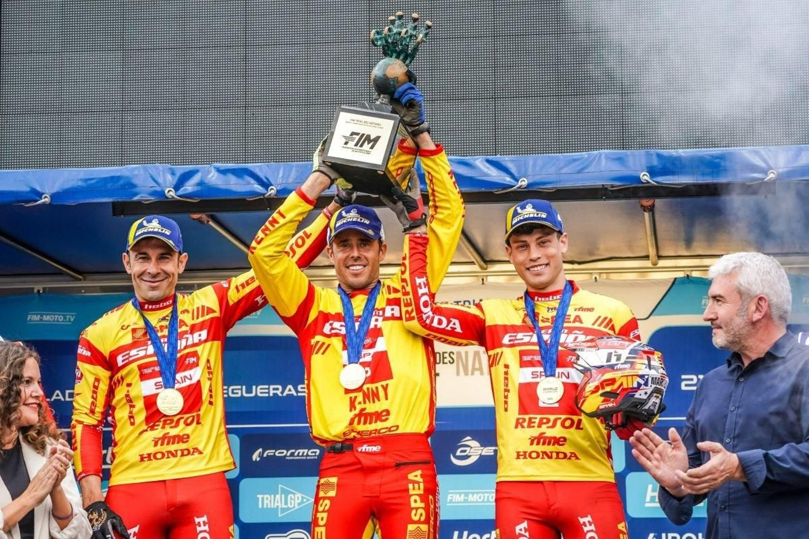 Marcelli (derecha) levanta el trofeo junto a sus compañeros de selección Adam Raga (centro) y Toni Bou.