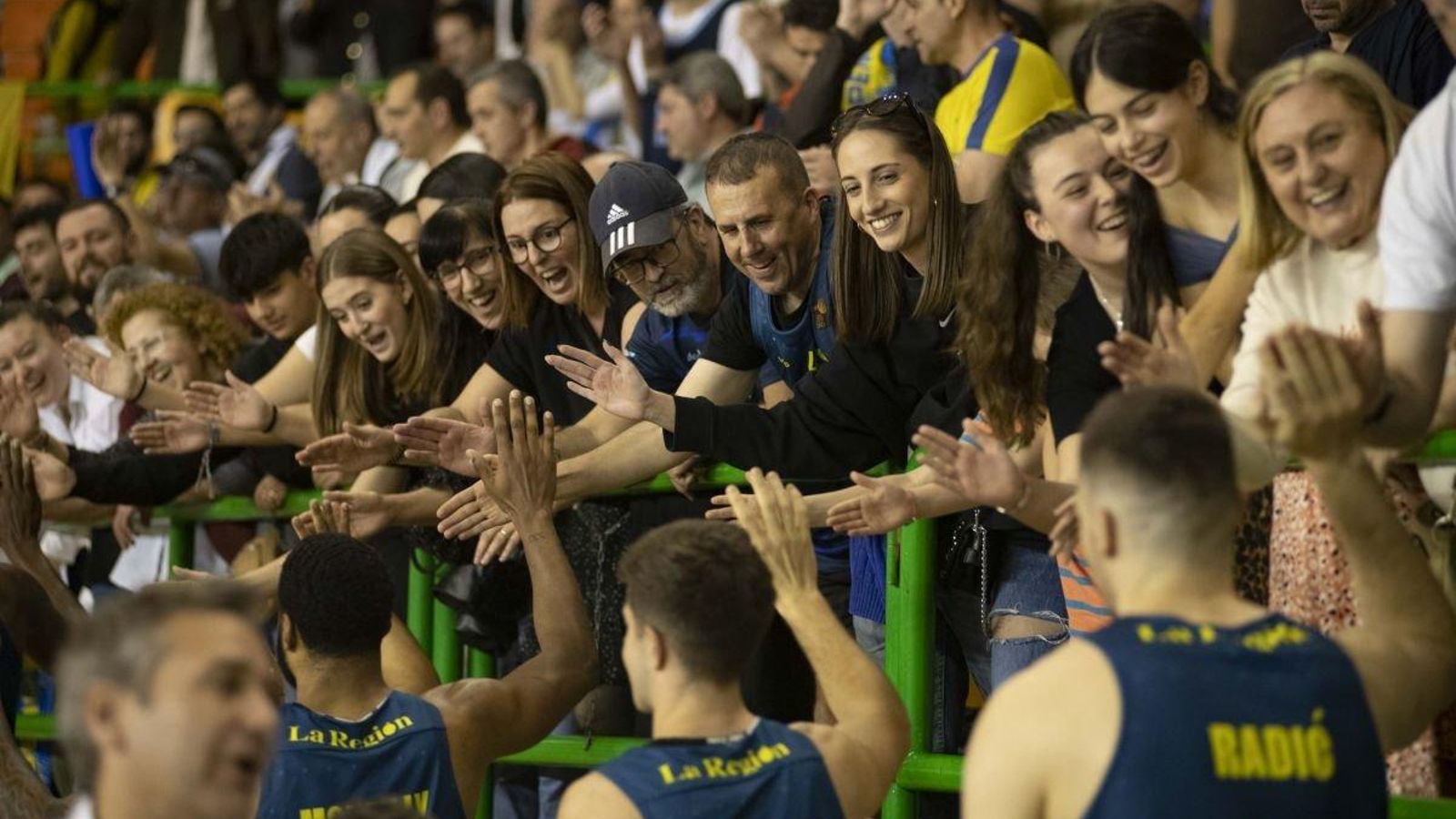 El habitual “pasamanos” del final del partido esta vez fue con una sonrisa de oreja a oreja.