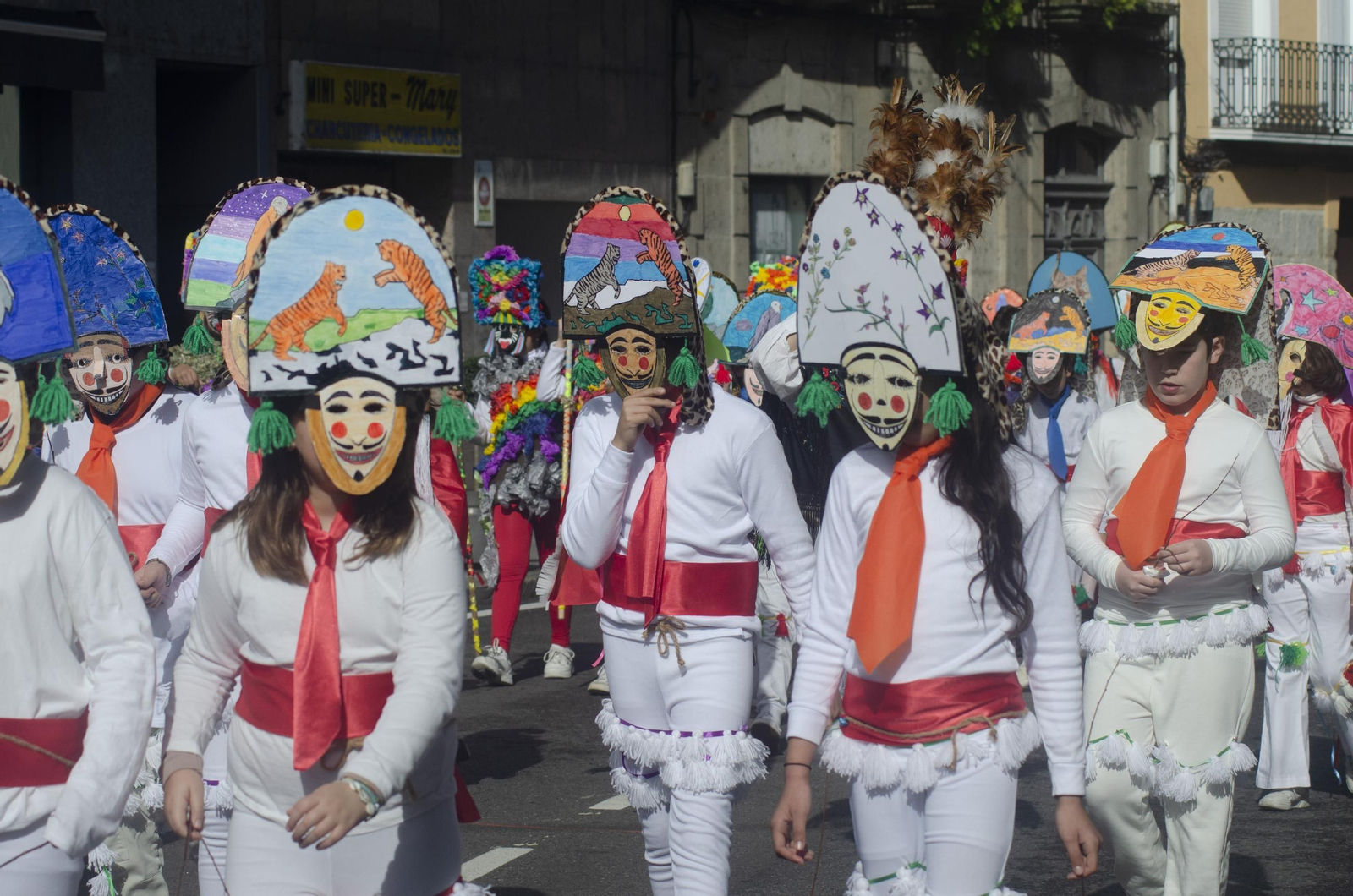 Los niños animan las calles de Ribadavia con el desfile escolar de Entroido