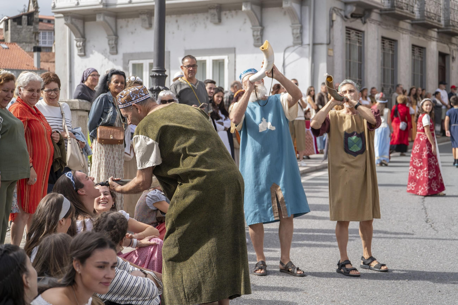 Galería | Reyes, clero, doncellas y caballeros desfilan por las calles de Ribadavia en la Festa da Istoria