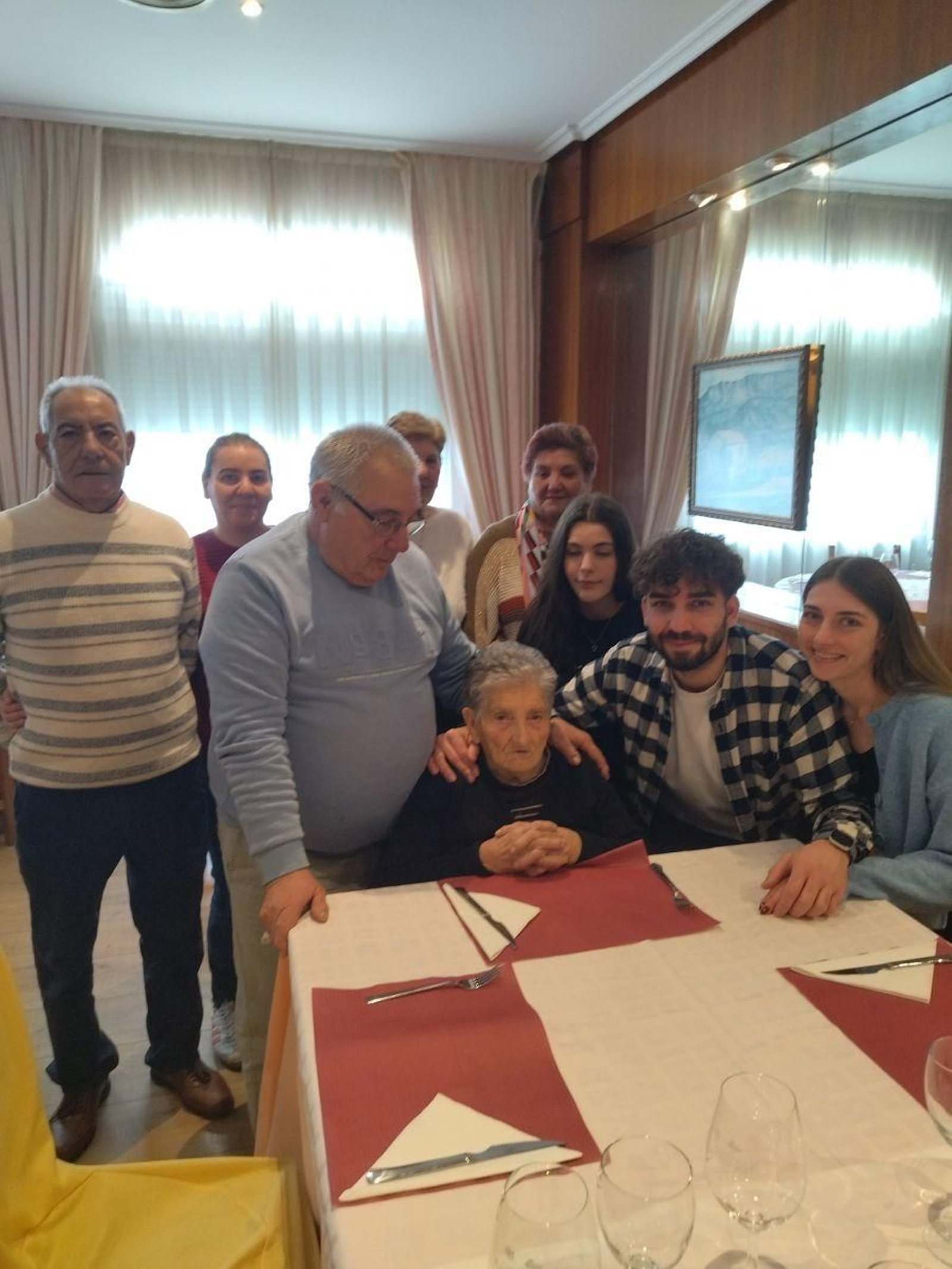 Ángela Prada, acompañada de su familia, en su 103 aniversario.