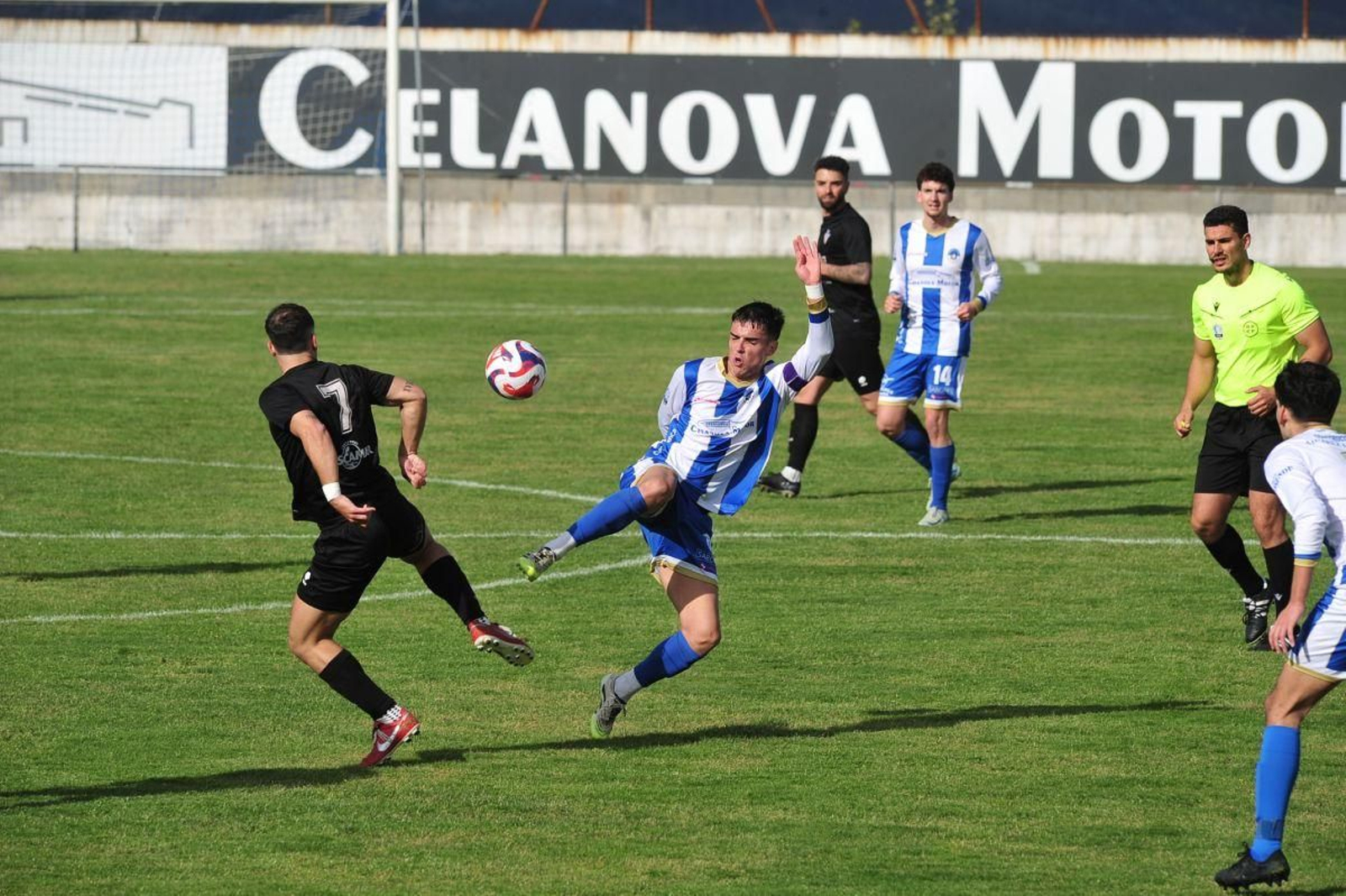 Rivera, capitán del Celanova, en un pugna con el bigoleador del Villalonga, Iván Capelo.