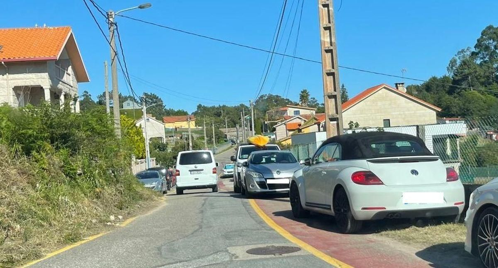 Vehículos mal aparcados el pasado verano en O Hío.