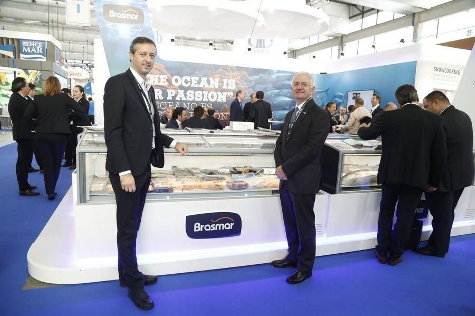 Sergio Silva ante el expositor de Brasmar junto a Andrés Peláez, socio del fondo inversor HCO.