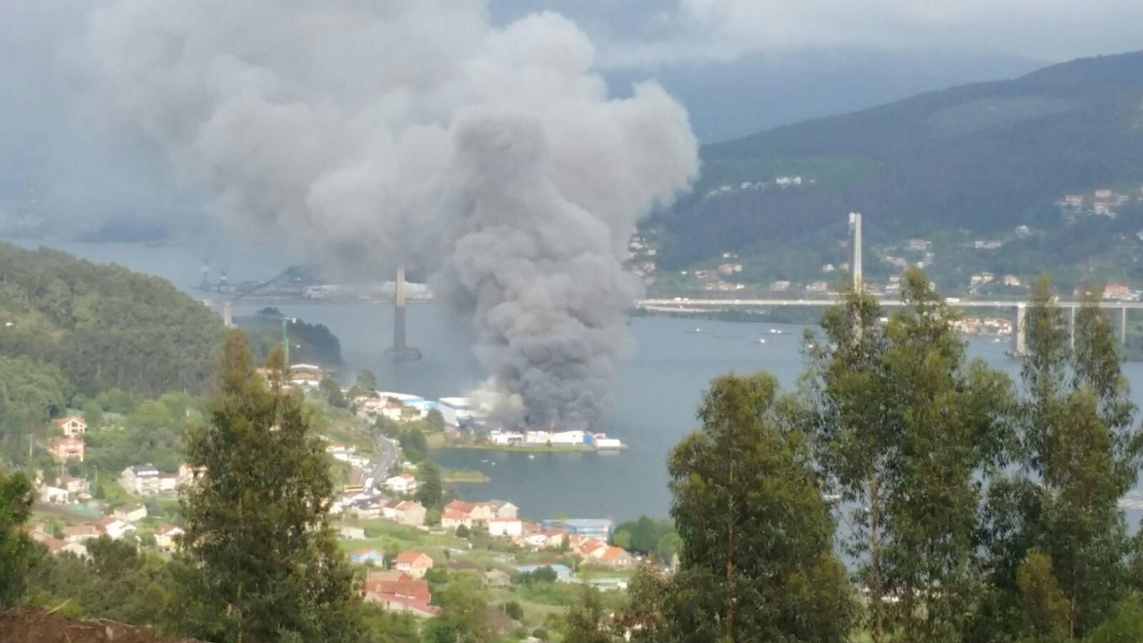 Gran incendio en la factoría Fandicosta de Domaio // Dpto. Fotografía Atlántico
