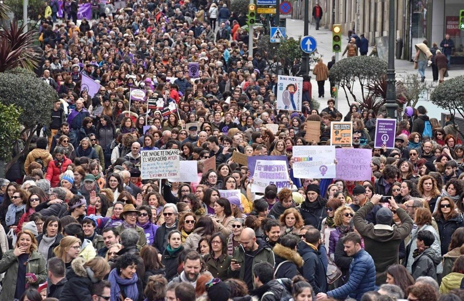 La marcha feminista recorre las calles de Vigo 34