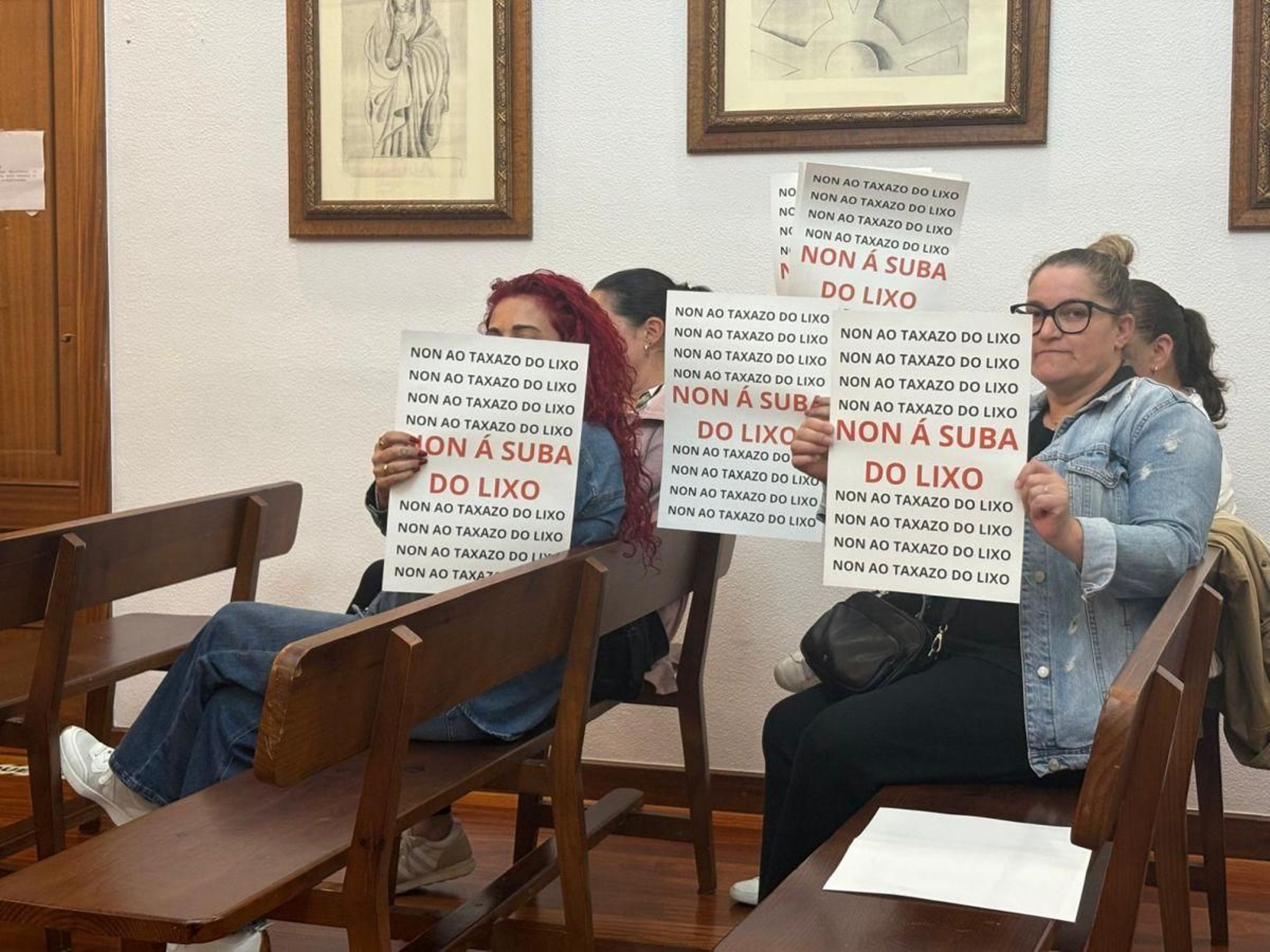 Un grupo de comerciantes, ayer, en el pleno de Bueu.