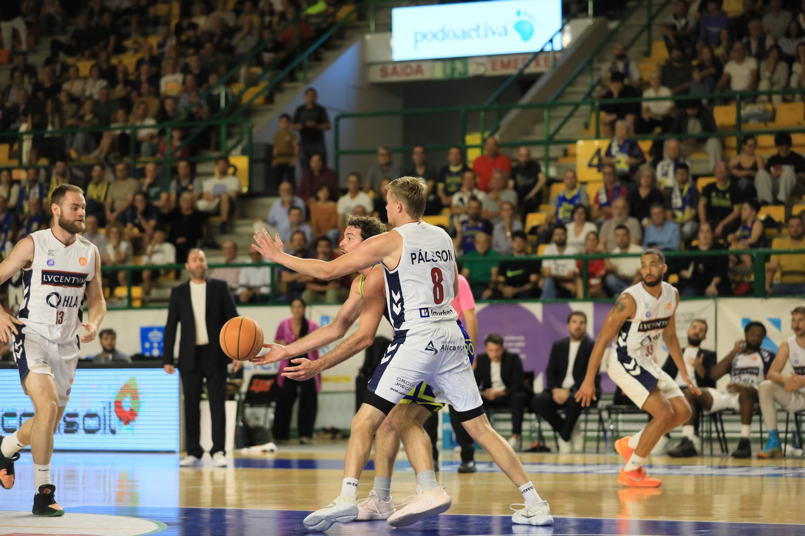 Galería | Noche triste en el Pazo con la derrota del COB ante el Alicante (79-83)