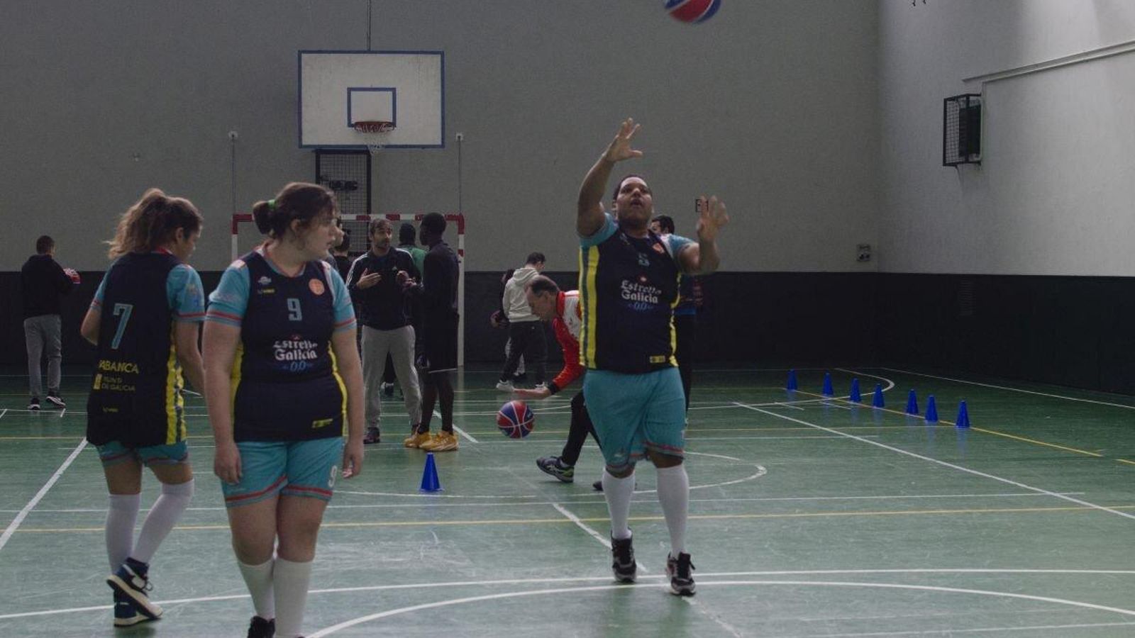 Jugadores y jugadoras de las escuelas abiertas del COB (LUCÍA OTERO).