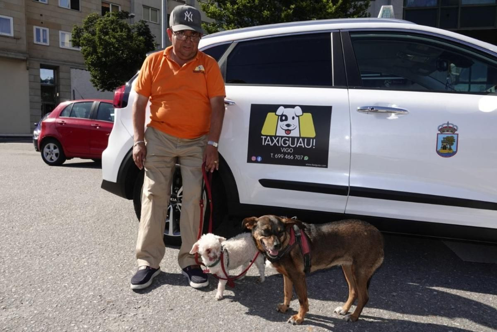 El taxista, ayer con sus perros.
