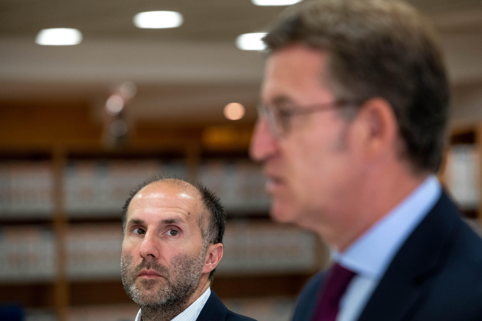 El alcalde de Ourense, Gonzalo Pérez Jácome, mira al candidato del PP, Alberto Núñez Feijóo, en una foto de archivo. (Foto: Óscar Pinal)