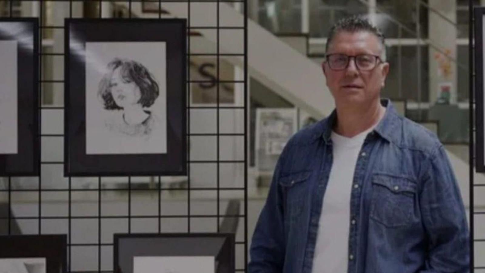 Roberto Muradás Núñez con uno de sus retratos.