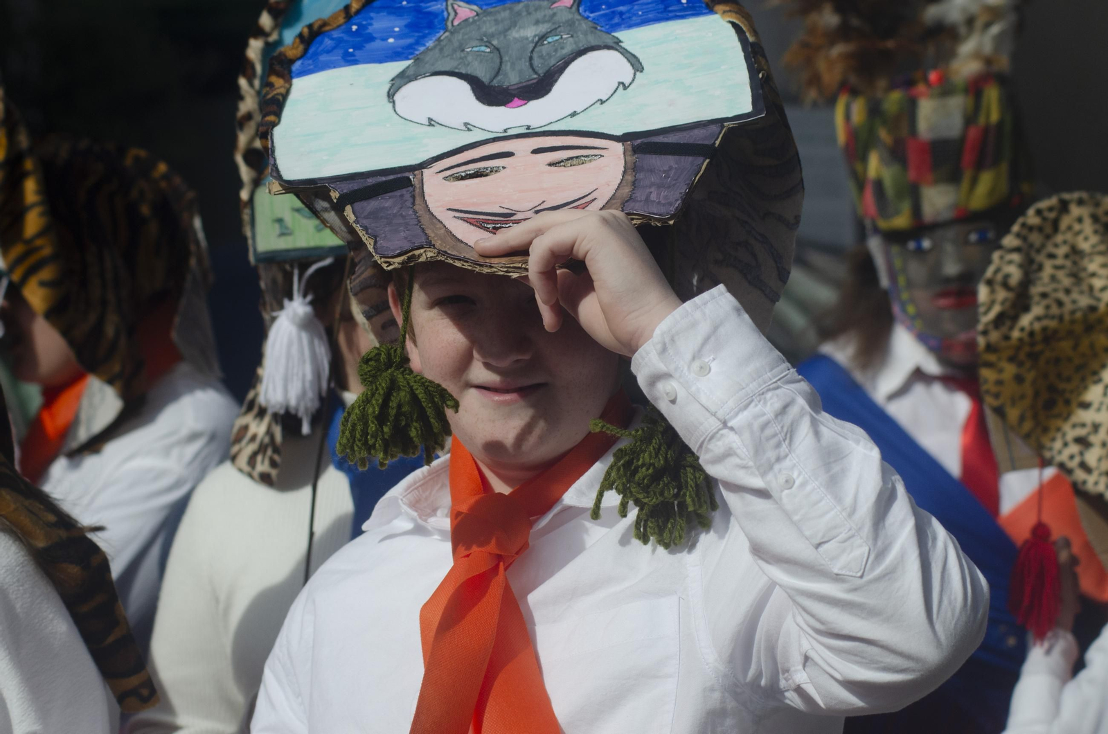 Los niños animan las calles de Ribadavia con el desfile escolar de Entroido
