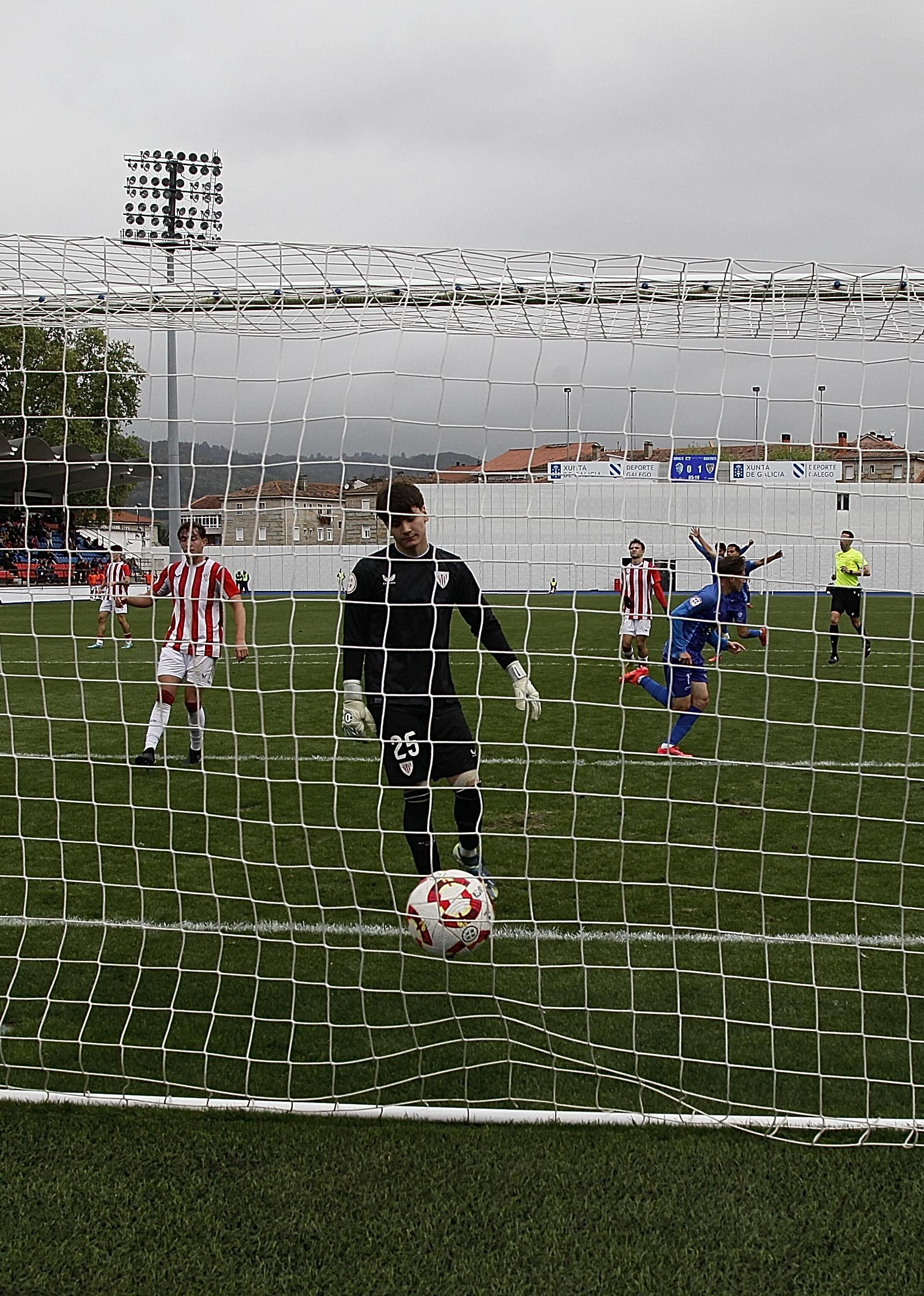 Galería | El Ourense CF sumó su primera derrota en el fortín de O Couto