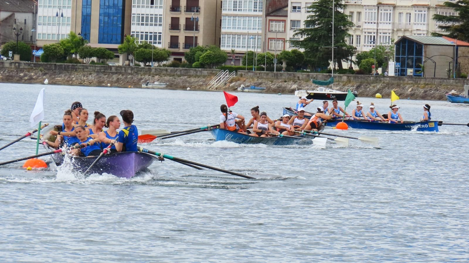 La trainera femenina de Chapela vira ayer en aguas de A Pobra.