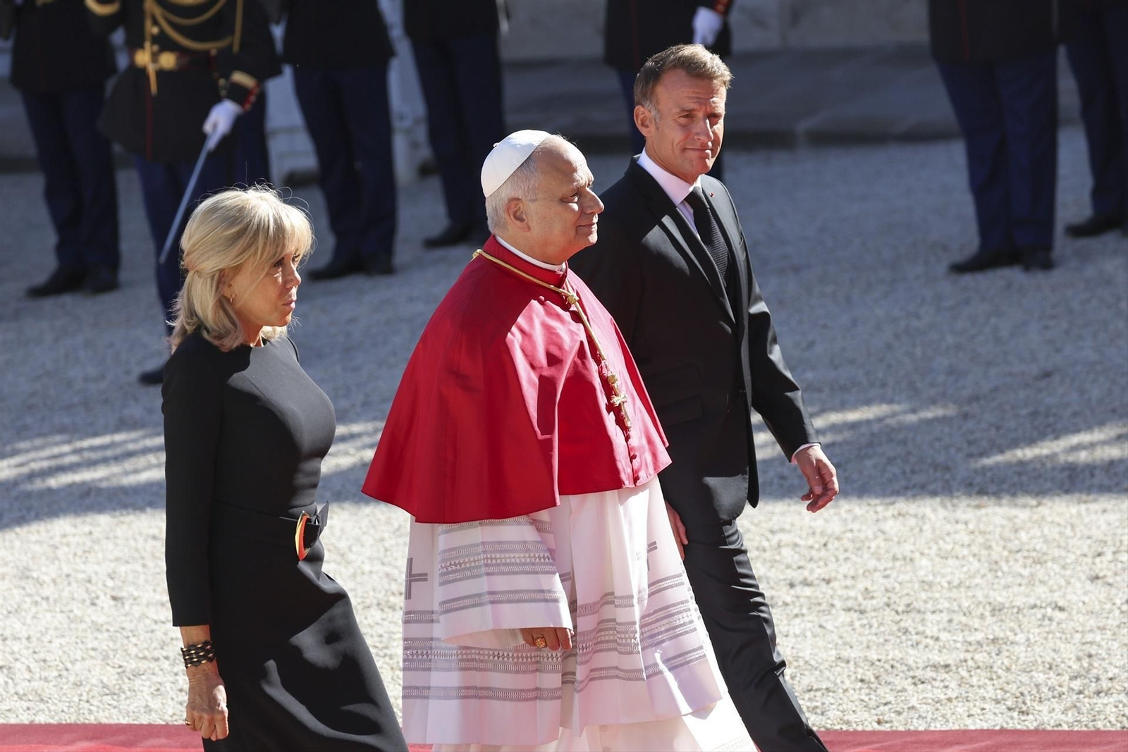 El papa León XIV camina acompañado por Emmanuel Macron, presidente de Francia, durante su visita al país.