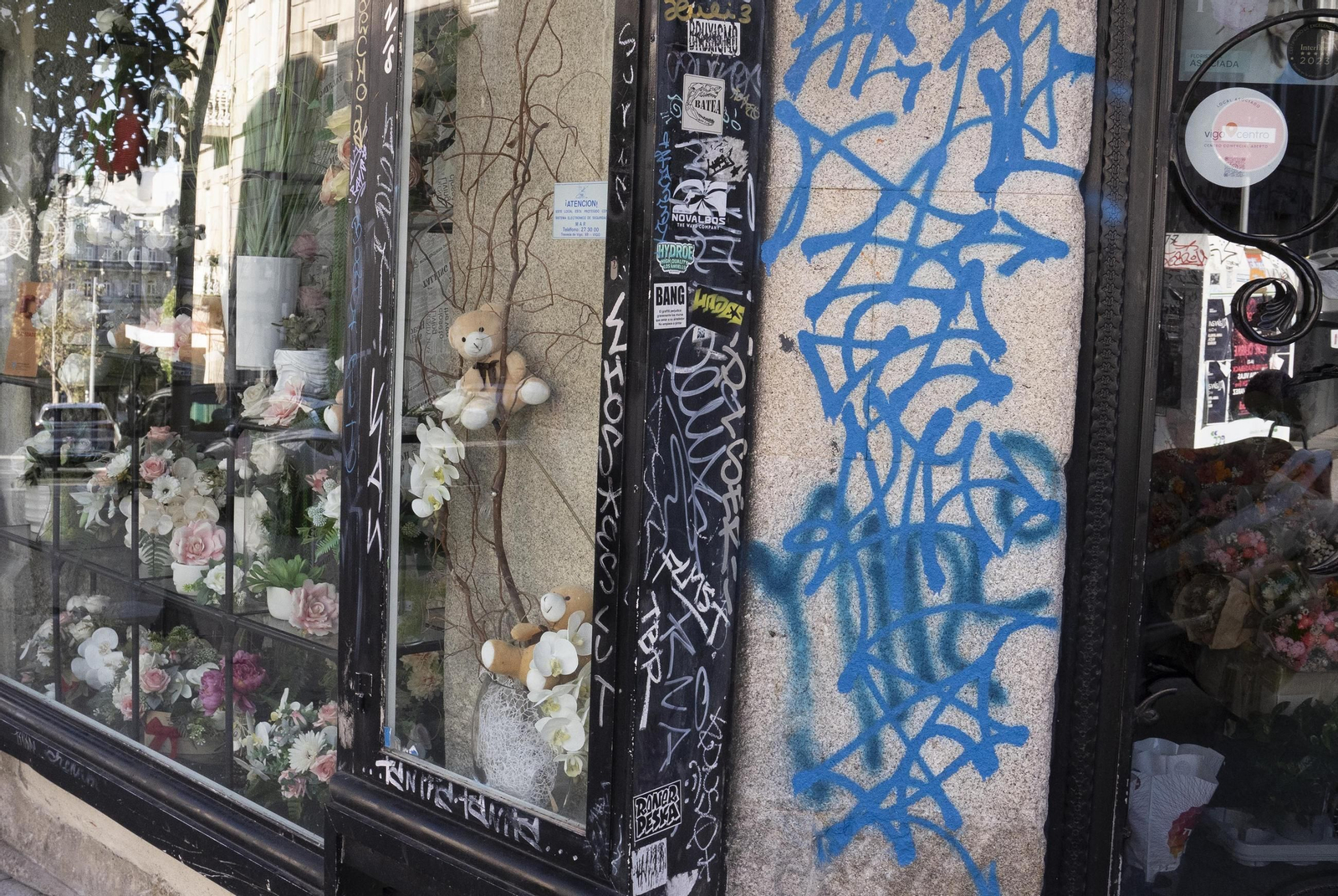 Galería | Vigo, lleno de pintadas que 'ensucian' el centro