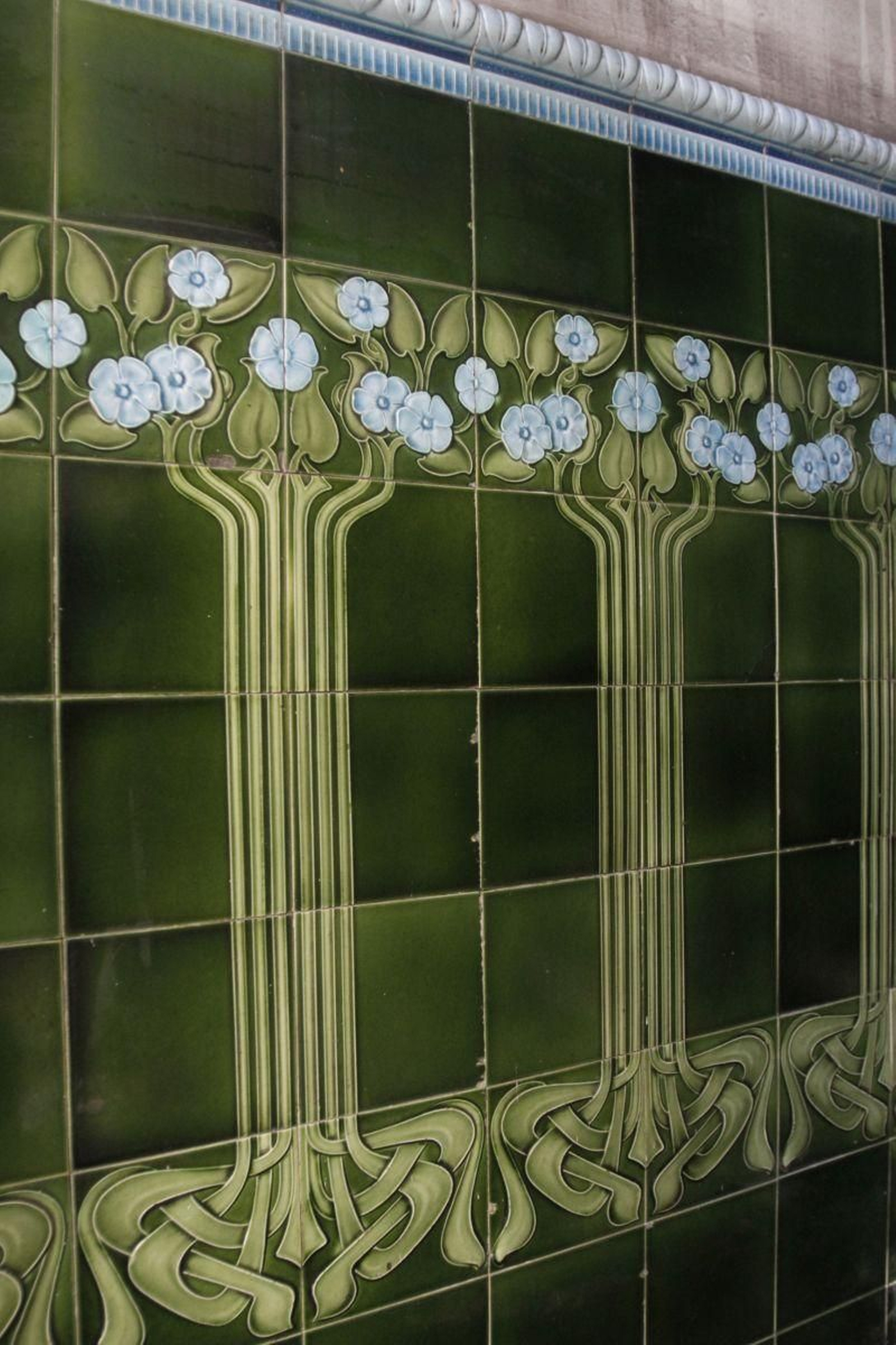 Puro modernismo, con flores incluidas, en el portal de la casa de los Taboada en Progreso, hoy en lamentable abandono. (191
