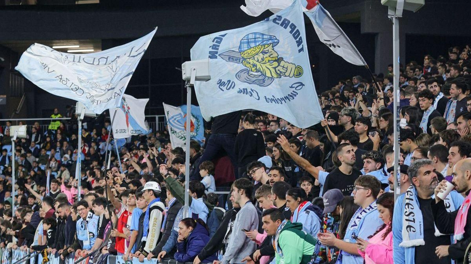 Las banderas siguieron ondeando pese a que el ánimo decayó.
