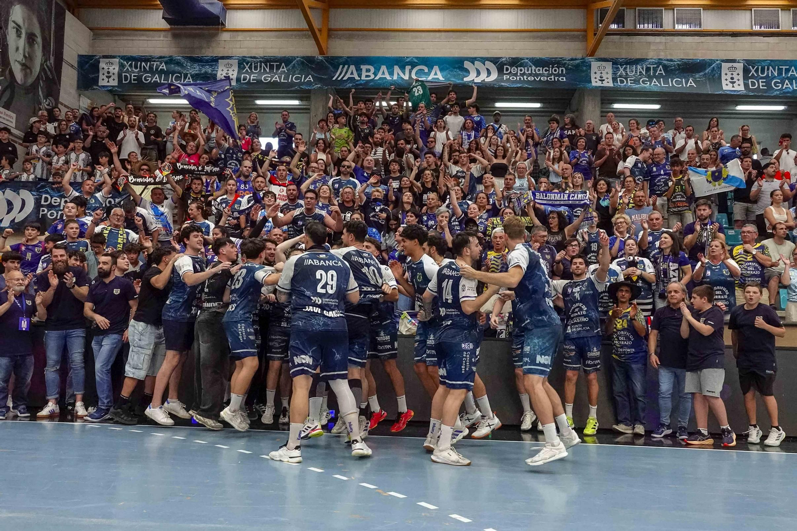 La fiesta de la salvación del Balonmán Cangas en O Gatañal en la última jornada.