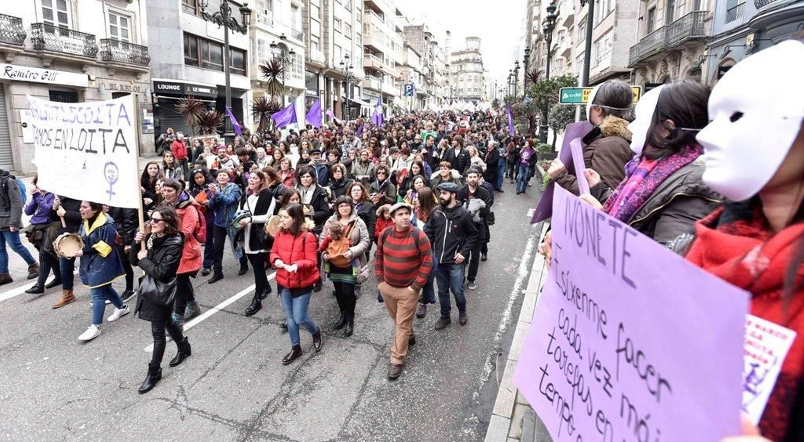 La marcha feminista recorre las calles de Vigo 38