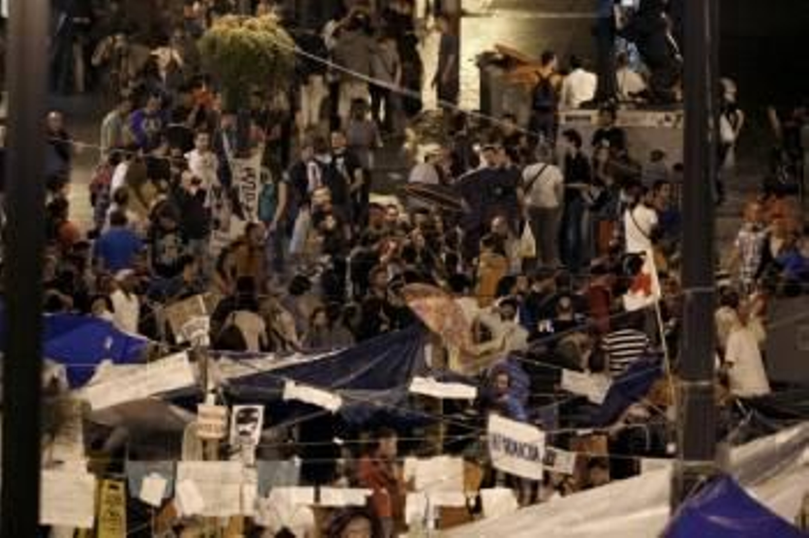 Asamblea General del movimiento 15M que se celebra esta noche en la madrileña Puerta del Sol para decidir el futuro de la protesta. (Foto: Víctor Lerena)