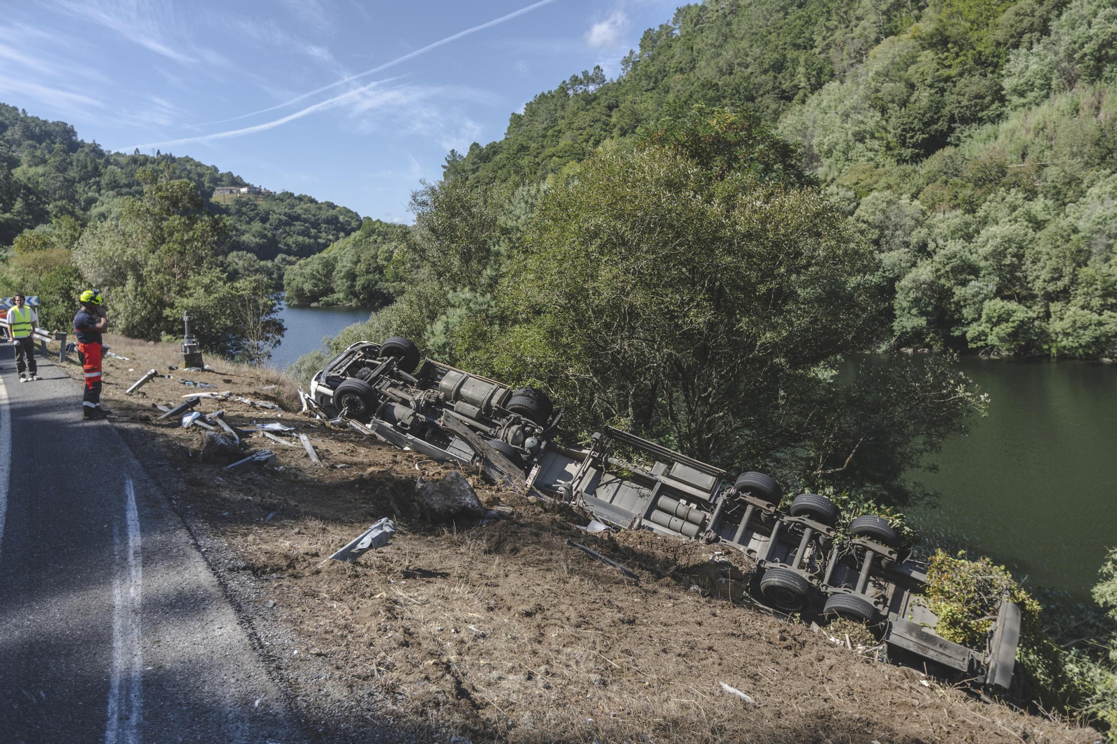 Galería | Así fue el accidente en la N-120 que se saldó con varios cerdos en el Miño, en fotos