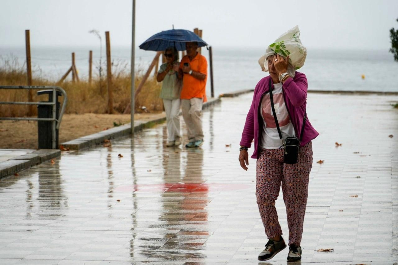Galería | La lluvia sorprende a Vigo tras meses de tiempo seco