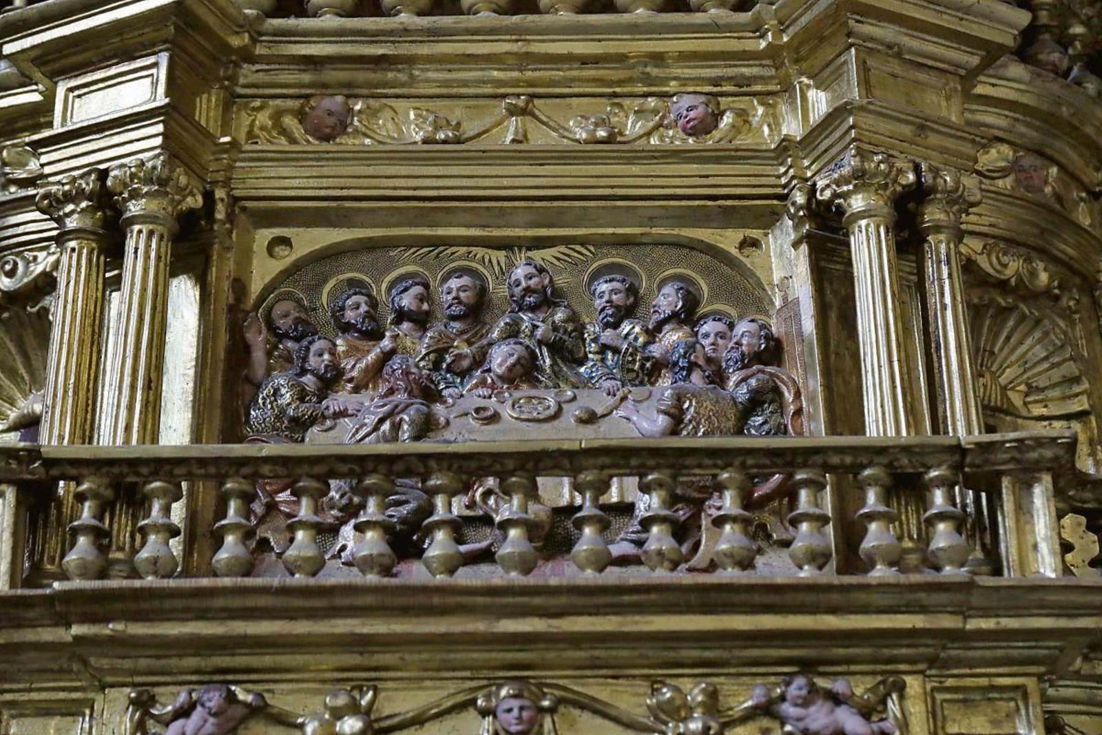 Última Cena. En el retablo de la capilla del Sagrario. La obra fue ejecutada entre los años 1529 y 1534 por un seguidor del maestro de la Catedral. Es una talla de madera policromada y dorada que forma parte de la estructura del retablo. Representa el episodio bíblico de la última cena de Jesús con sus apóstoles antes de la crucifixión.