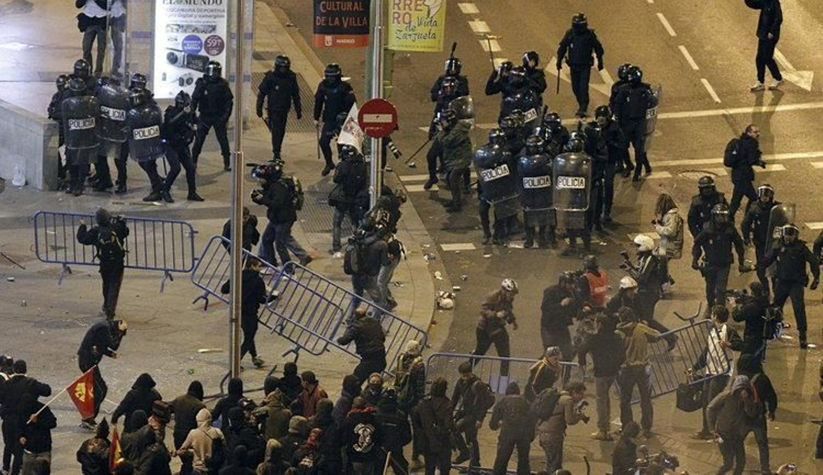 La Policía se enfrenta a los violentos en las calles de Madrid tras la manifestación del sábado (FERNANDO ALVARADO)