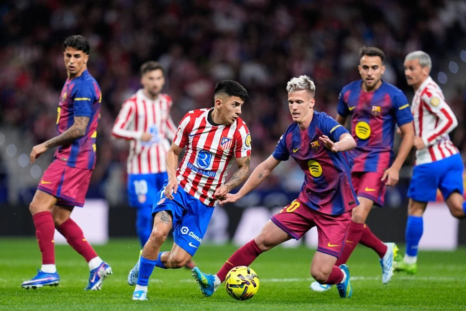 El colchonero Tiago Almada trata de dejar atrás al culé Dani Olmo en el encuentro de ayer.