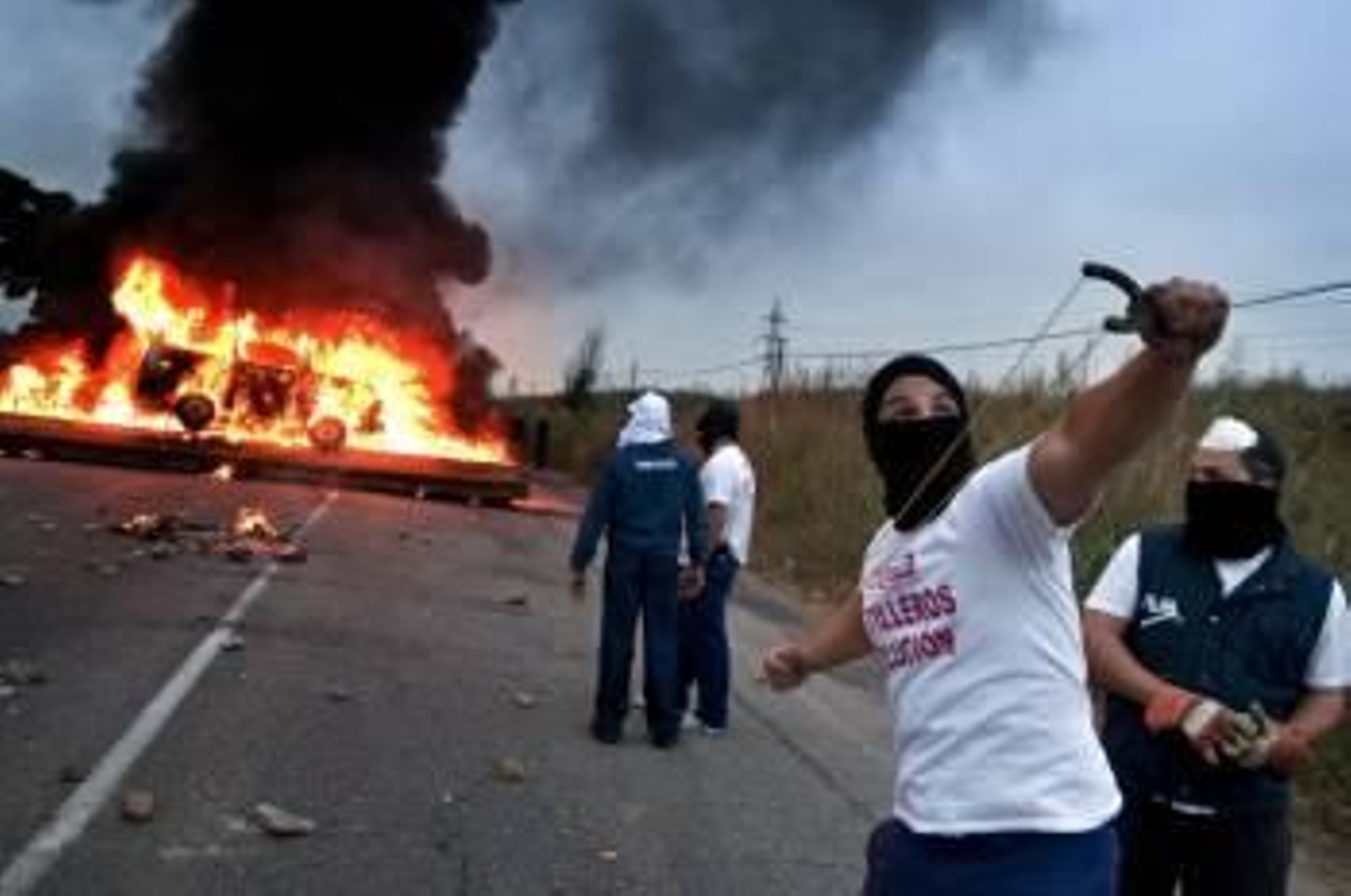Los trabajadores de Astilleros han cortado hoy al tráfico la carretera de la esclusa del puerto de Sevilla en protesta por la posibilidad de que pueda producirse un inminente cierre de la factoría. (Foto: EFE)