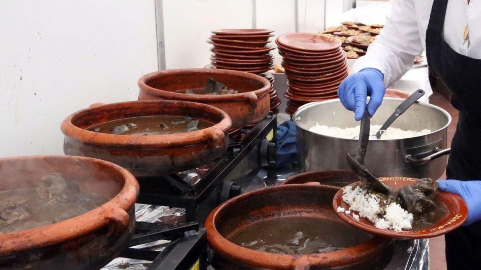 Un plato de lamprea recién preparado.
