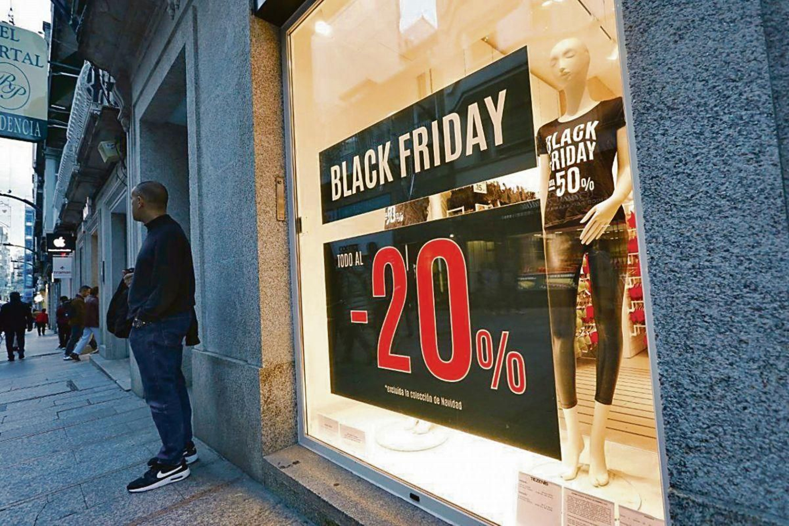 Los escaparates vigueses ya lucen carteles del Black Friday para atraer clientes con sus descuentos.