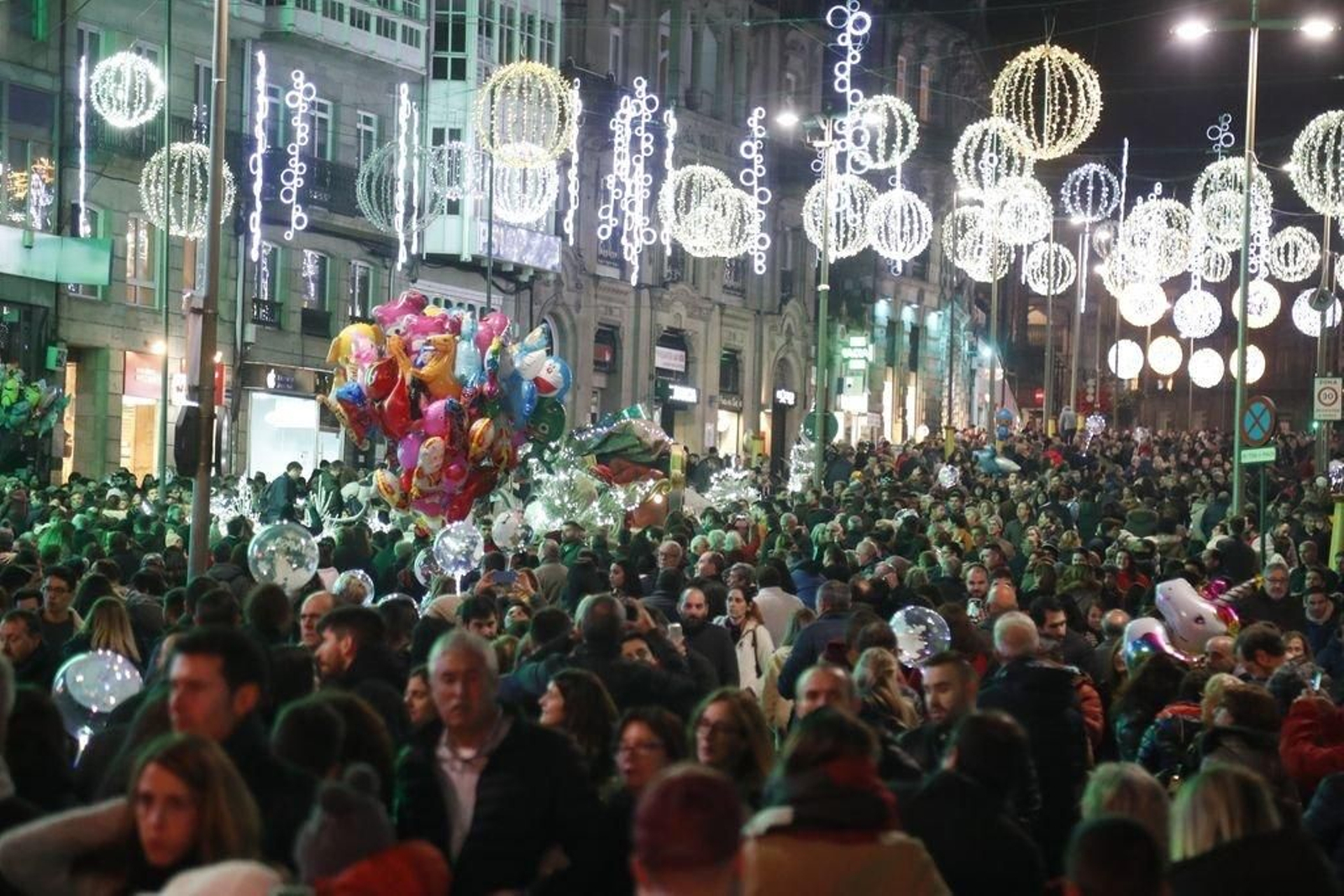 Los turistas invaden Vigo en el Puente234