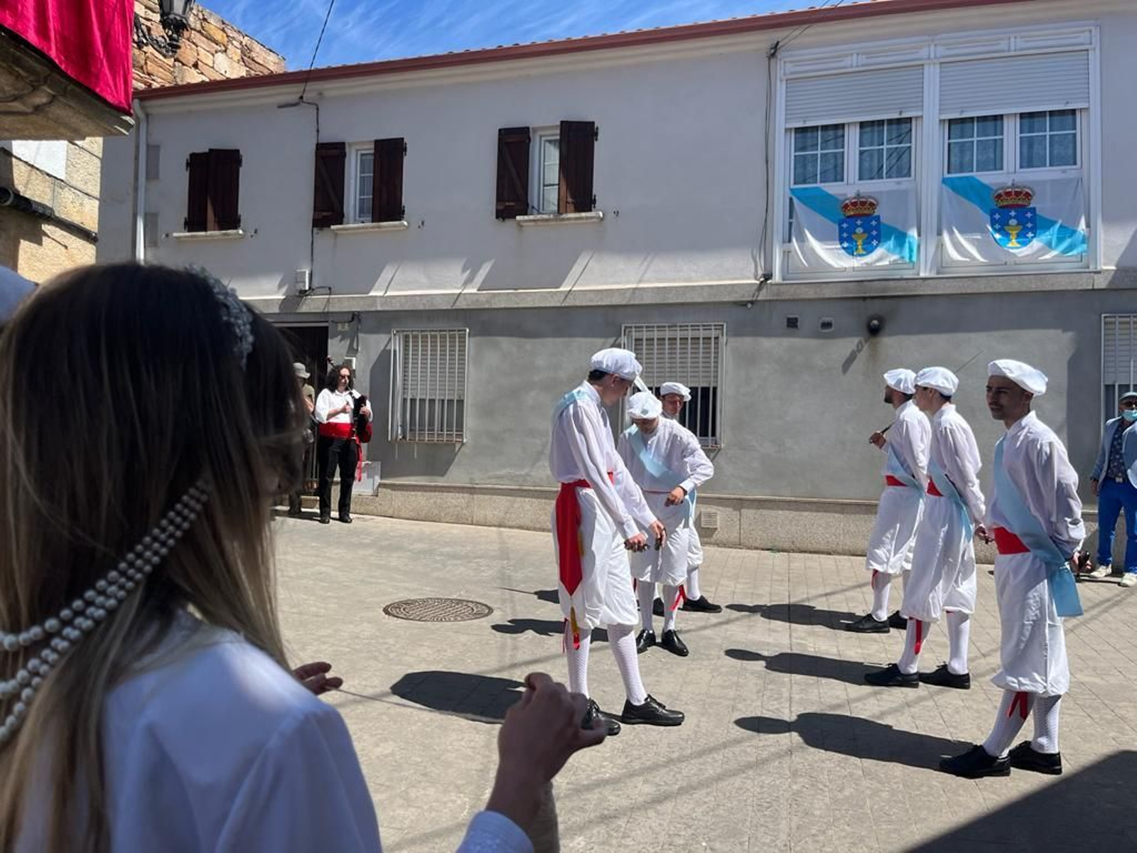 Eva mira a los danzantes.